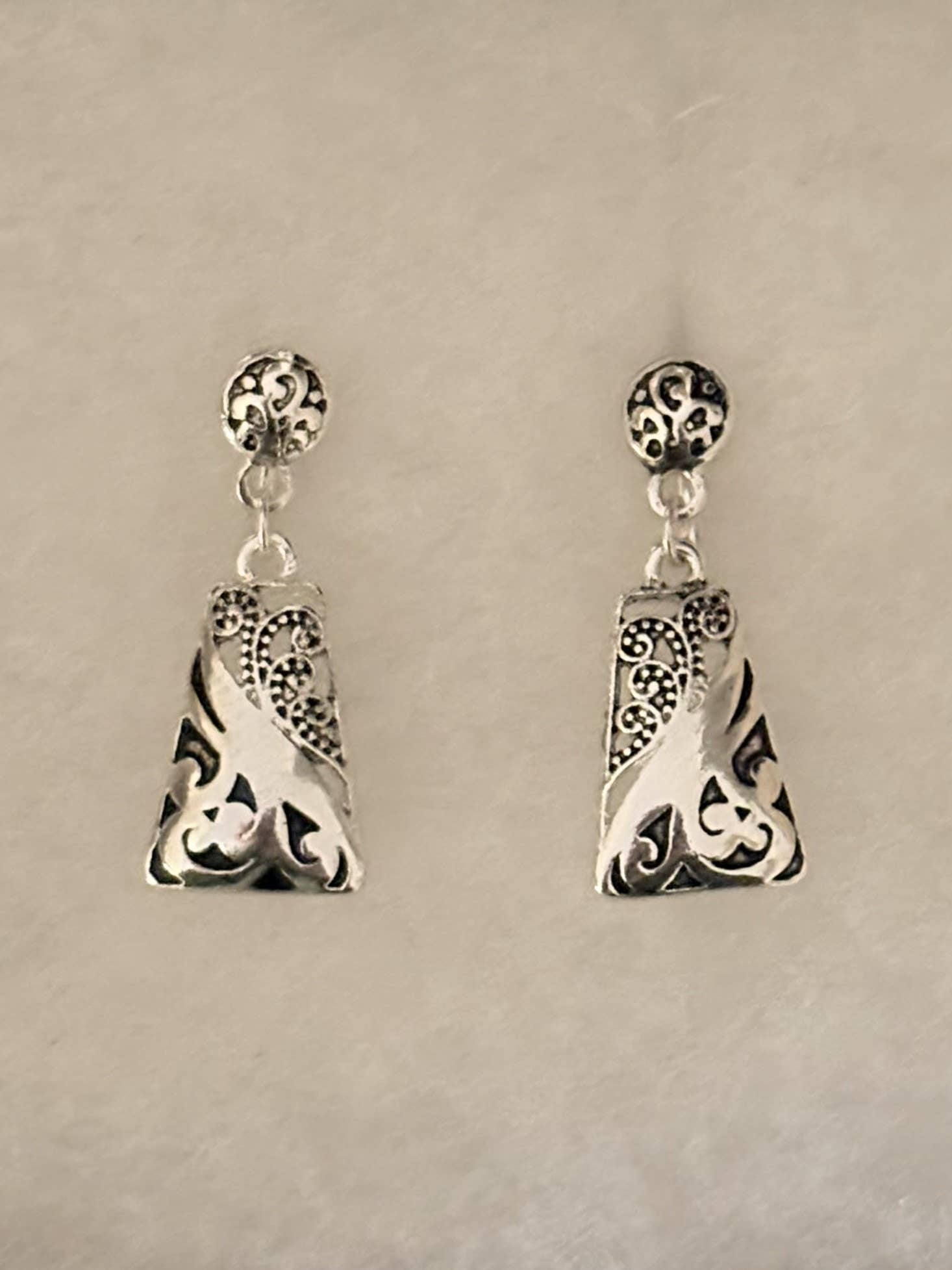 FR6865 Dot Texture & Filigree Trapezoid Metal Clip Earrings