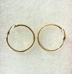 FR7192 Worn gold Hammered Metal Circle Clip Earrings