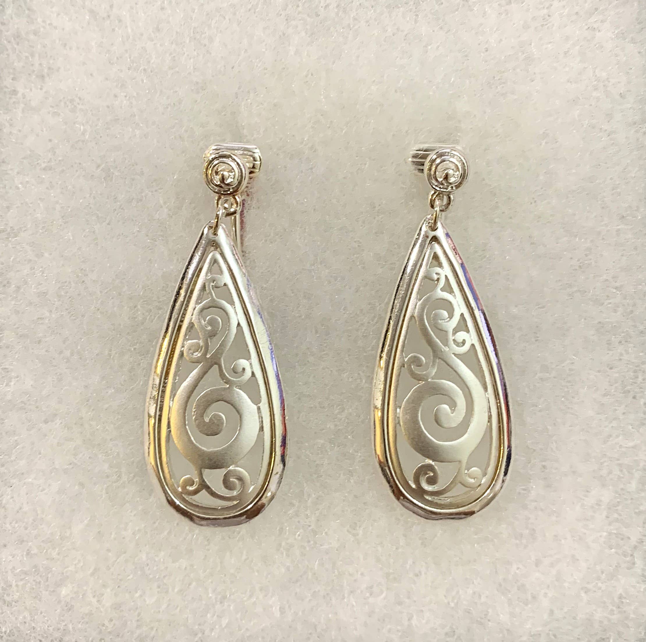 FR2409 Matte Silver Filigree Metal Teardrop Clip Earrings