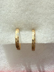 FR7192 Worn gold Hammered Metal Circle Clip Earrings